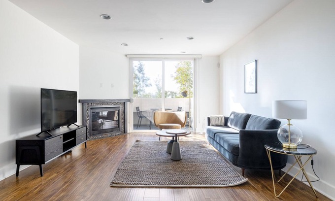 Melrose Apartment | Lovely Brentwood 2BR w/Courtyard, walk to Shops + Dining, by Blueground
