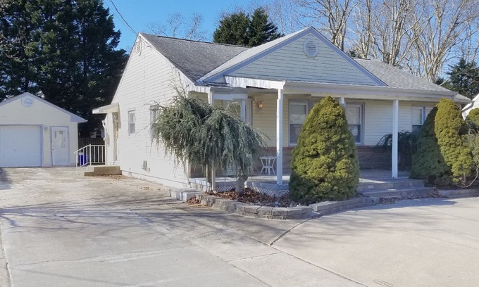 Somers Point House | Lovely Cape Cod Furnished in Coastal Country Theme. Close to Everything!