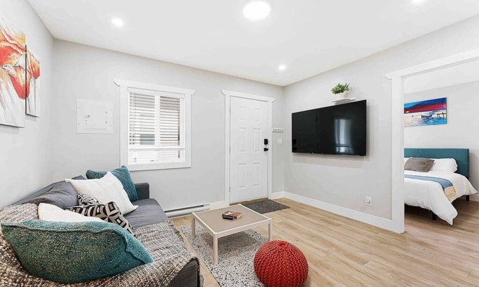 Langley House | Lovely Coach House in Langley ~ Queen Beds ~ Pkg