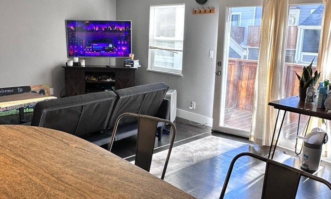 Mapleton Hill Condo | Lovely Condo 2 blocks from Peart St Mall