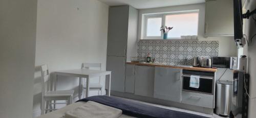Woodford Halse Apartment | Lovely Cosy Studio with Garden and Parking