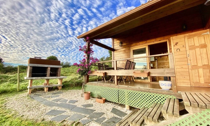 Carino Cabin | Lovely cottage with fenced off garden and stunning ocean views!