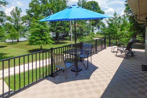 St. Charles Apartment | Lovely Couples Escape on Mississippi River!