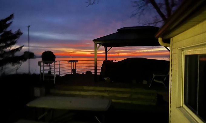 Lowbanks Cottage | Lovely & cozy cottage beach house with private access beach with hot tub