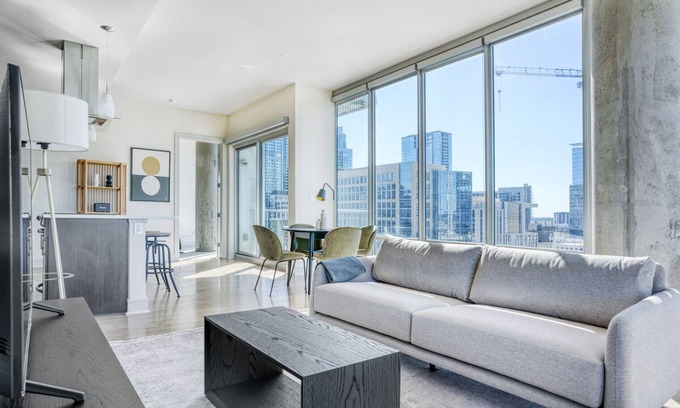 West End Apartment | Lovely Downtown 2BR w/Gym, W/D, Pool, walk to 6th St bars, by Blueground