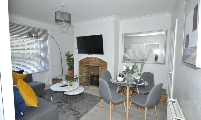 Addison Apartment | Lovely flat in Shepherds Bush with Garden