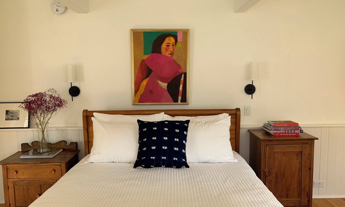 James Bay Apartment | Lovely Guest Studio at the Historic Spring Cottage