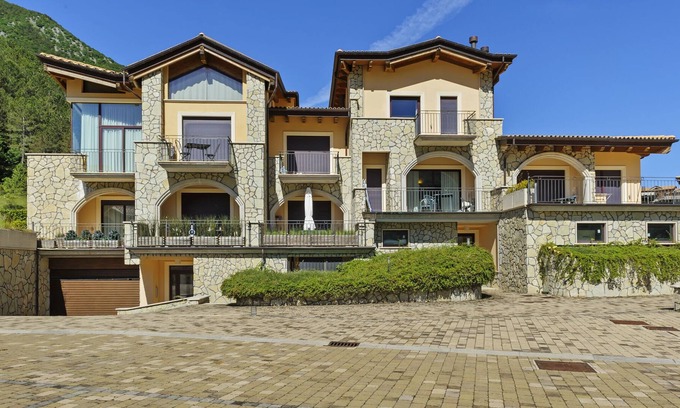 Villalago House | Lovely Holiday Home in Scanno with Terrace