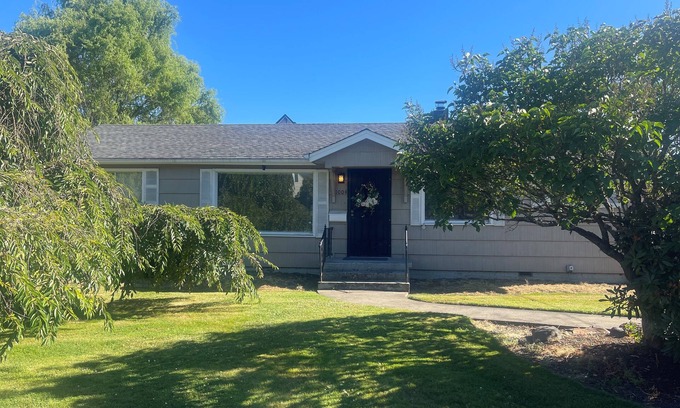 Puyallup House | Lovely home close to all downtown amenities!