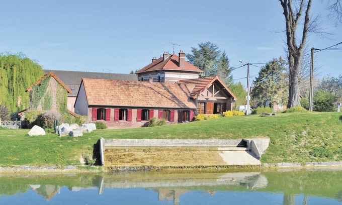 Frise House | Lovely home in Frise with WiFi