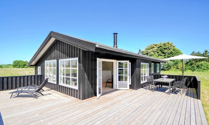 Grenaa House | Lovely home in Grenaa with kitchen