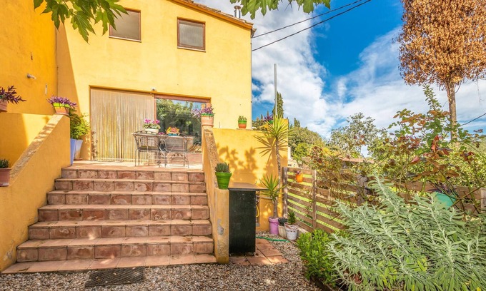 Galliners House | Lovely home in Vilademuls with WiFi