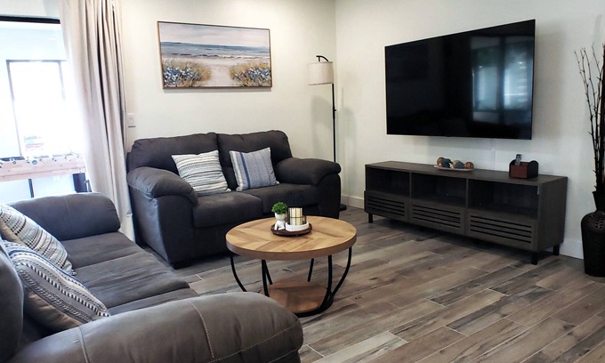 Sarasota House | Lovely House in Sarasota, close to UTC Mall, Nathan B Park, and Siesta Key Beach