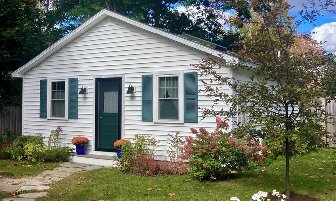 Brunswick Apartment | Lovely intown cottage close to college, shops, coast, in leafy, tranquil setting