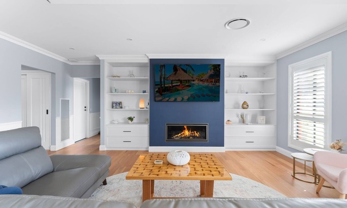 Laffing Waters House | Lovely Laffing Waters - Modern + Peaceful with Gym