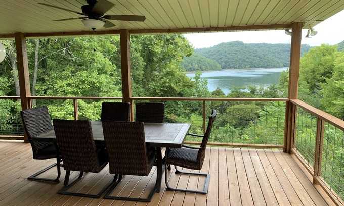 Baxter House | Lovely Lake Front Getaway