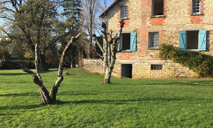 Corgnac-sur-l'Isle House | Lovely large house in an acre of land with private pool and parking.