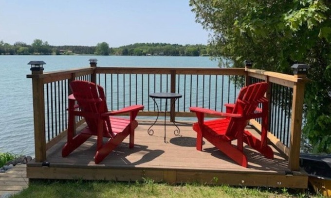 Colborne Cottage | Lovely Little Lake House - A serene getaway close to the city