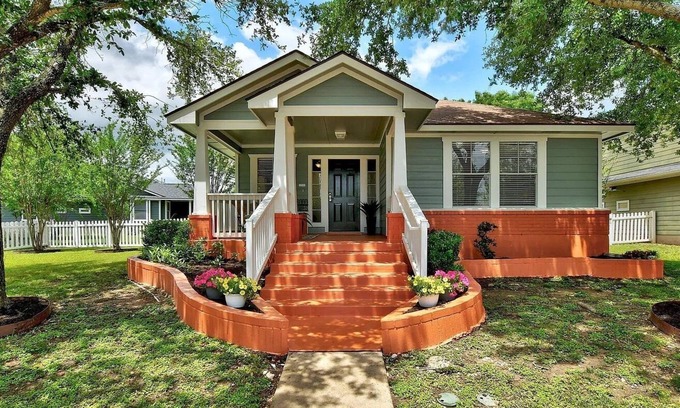 Kyle House | Lovely Private Home close to Austin & San Marcos! Family & Pet Friendly.