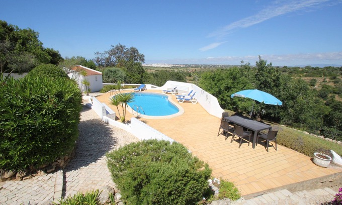 Albufeira Villa | Lovely property in Quinta da Saudade with views over Vale de Parra to the sea