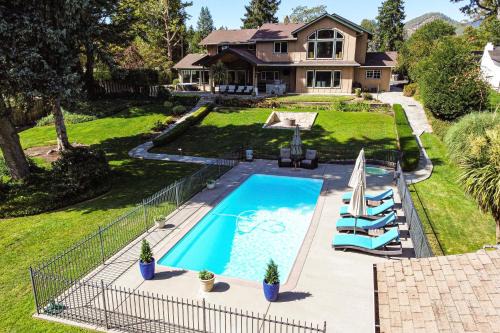 Grants Pass House | Lovely Riverfront Grants Pass Home Pool and Hot Tub