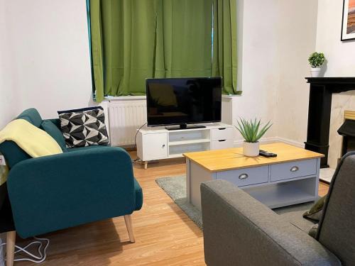 Beeston House | Lovely Spacious House Family & Contractor Friendly 3 Bedroom Near Leeds Centre Sleeps 8