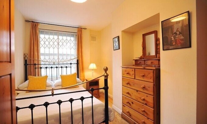 Fulham Broadway Apartment | Lovely, spacious two bedroom garden flat in central London. Awarded 4 stars.