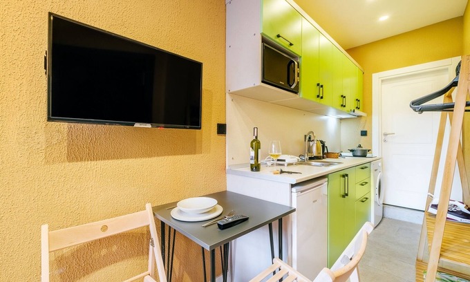 Fatih Apartment | Lovely Suite w King Bed 20 min to Hagia Sophia