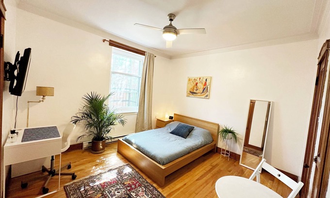 Plateau Mont Royal Apartment | Lovely sunny vintage studio in the heart of Montreal's Plateau-Mont-Royal district