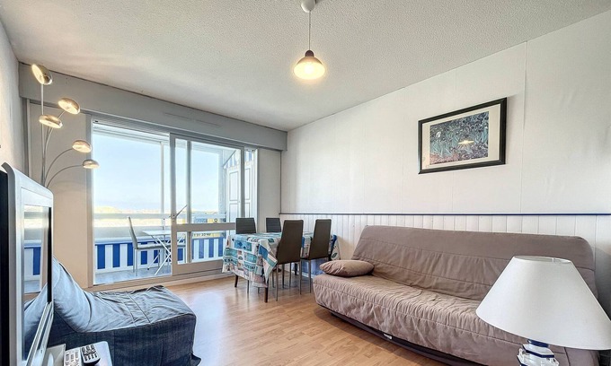 Courseulles-sur-Mer Apartment | Lovely T2 facing Juno Beach with private parking