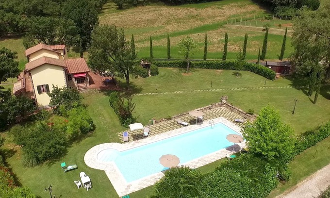 Santa Reparata Villa | Lovely Tuscan Villa: Pool,AC WI.FI 14 guests 7 bedrooms 7bath, Families/friends