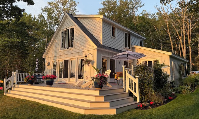 New Harbor House | Lovely waterfront cottage on Pemaquid Harbor. Weekly stays Saturday to Saturday.