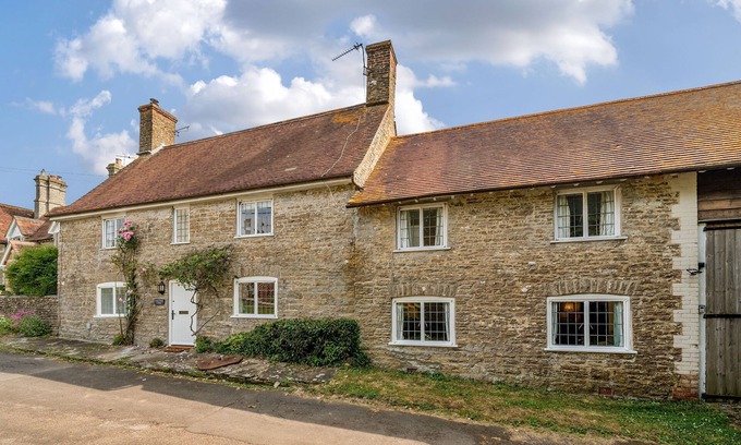 Stalbridge Cottage | Lower Farm Cottage - sleeps 4 guests in 2 bedrooms