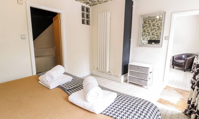 Hendrerwydd Cottage | LOWER GARDENER'S COTTAGE, pet friendly, with hot tub in Denbigh