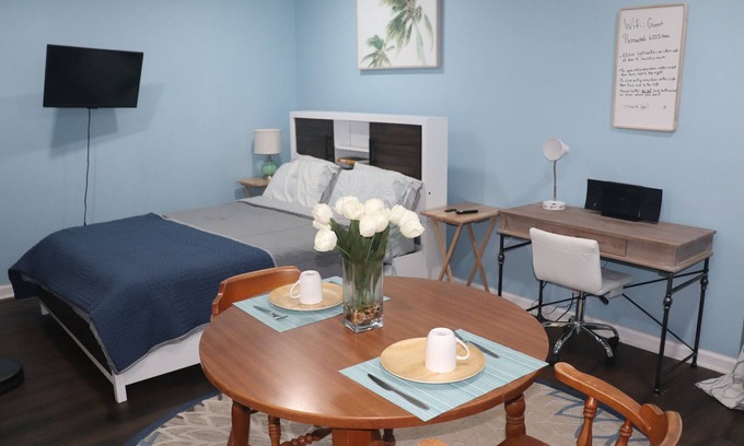 South Gate House | Lower Level Loft - Adorable Studio Apt. Near BWI