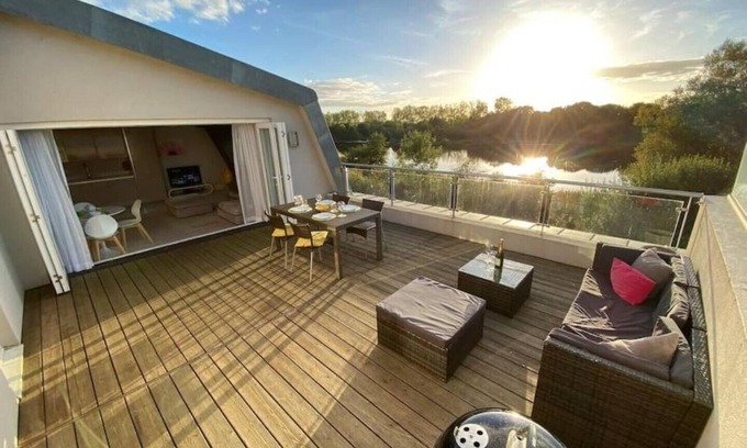 Malmesbury Apartment | Lower Mill Estate Penthouse Apartment with Spa Access included