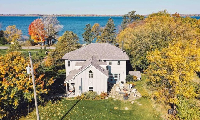 Cressy House | Loyalist Lakehouse with Private Beach