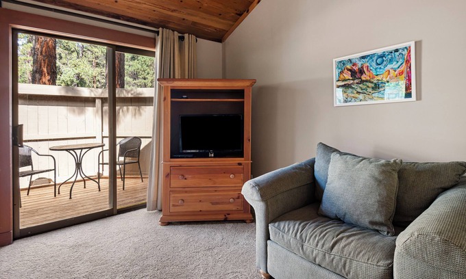 Black Butte Ranch Condo | LR029 | Lodge Condo located at the Lodge with private fenced in patio.