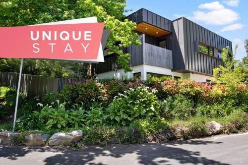 Stirling Villa | Lucent Art House - 4BR Unique Stay
