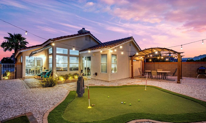 Las Vegas House | Lucky vacation with putting green King/Queens beds