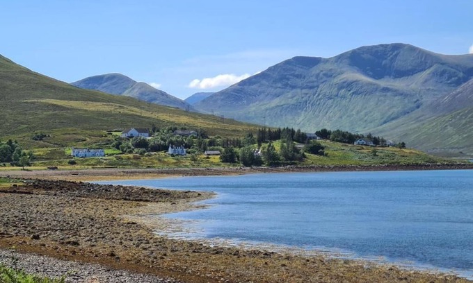 Breakish House | Luib House - Spacious Self-Catering by the Sea.