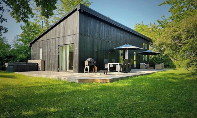 Kaldred House | Luksuriøst Sommerhus med Stor Have i Kaldred