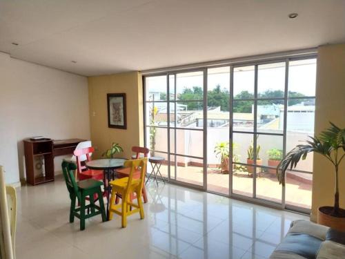 Cali Apartment | Luminoso hospedaje con balcón