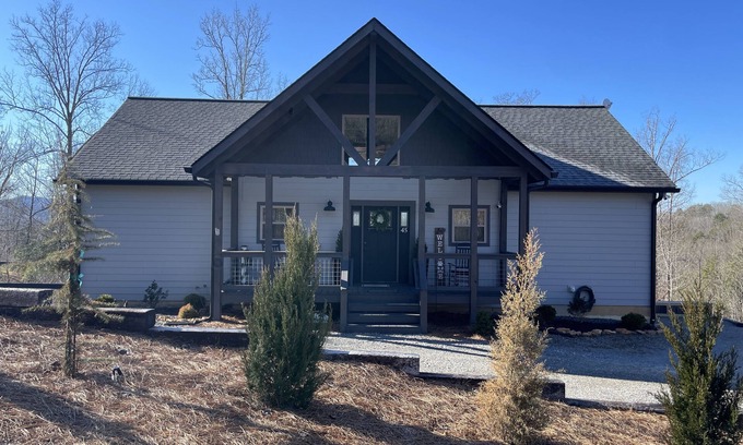 Murphy House | Lunas Lookout 1 - New Private, Lower Level in a Spacious Mountain Home!