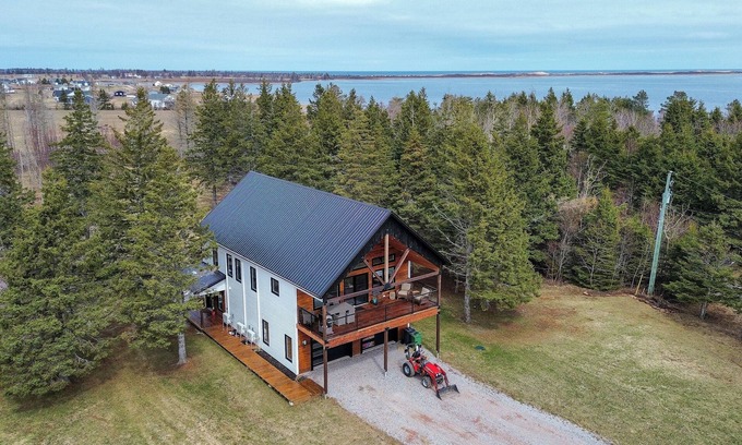 Brackley Beach House | Lupin Lodge minutes to Brackley Beach