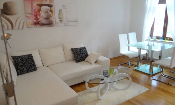 Altlindenau Apartment | Luppesuite - in a listed Wilhelminian style building near the city center