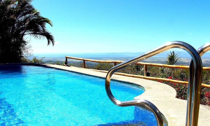 Miramar Apartment | LUSH APARTMENT, SWIMMINGPOOL WITH GREAT OCEANVIEW