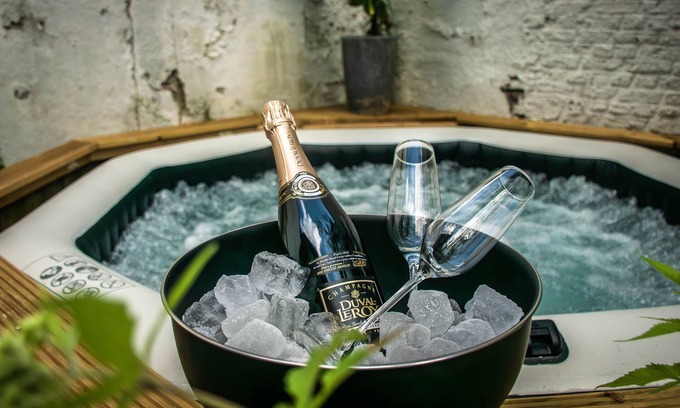 Brederode House | Lush home for 6 pp. with Jacuzzi and BBQ in garden