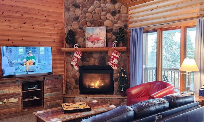 Lutsen Cabin | Lutsen's cutest vacation home between Lake Superior and Lutsen Mountains.