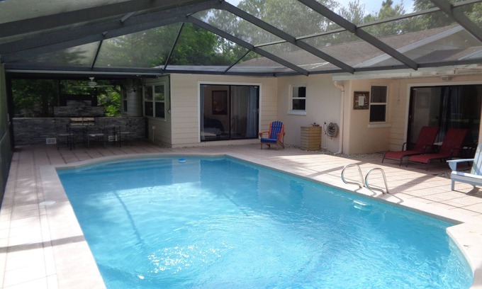 Lake Magdalene House | Lutz Cottage - Pool/Beaches/Busch Gardens/Disney/USF/Pets